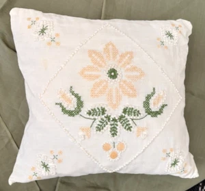 Vtg 11" SQ CANDLEWICK Cross Stitch CREWEL Needlework Throw PILLOW Yellow Daisy - Picture 1 of 7