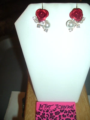 Pendientes perforados Betsey Johnson con tachuelas de oro tallos de flor de rosa roja Foto 1 de 4