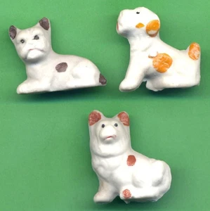 WHLS 10ea Vintage 50er 1 1/8" breit handbemalt unglasiert Biskuit Hund Penny Spielzeug - Bild 1 von 3