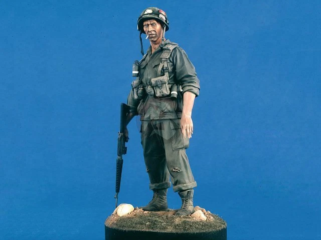 Verlinden 200mm (1/9) "The Grunt" US 82nd Airborne Soldier w/M16 in Vietnam 2422 - Image 1 of 1