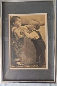 Vintage schwarz-weiß Phito - 2 Kleinkinder teilen Eis - Origen unbekannt aber - Bild 1 von 12