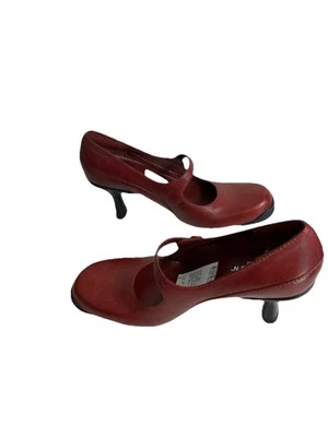 Zapatos de salón Reaction tacón bajo cuero rubí borgoña talla 6 M con correa y botón Foto 1 de 4