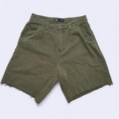 Pantalones Cortos de Carga ZARA Talla 6 Dobladillo Crudo Verde Oliva Utilitario Tiro Alto Estilo Grunge Foto 1 de 4