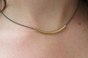 Collar Gargantilla Barra Curvada Dorada Simple con Cadena de Bola Negra Oxidada, Delicado - Imagen 1 de 3