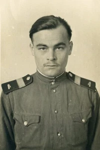 Handsome young man soldier portrait gay int ussr vtg photo - Bild 1 von 3