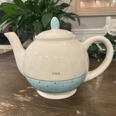 Tetera Rae Dunn Colección Artesana por Magena Azul Pastel Negro Lunares PARA VERTER Foto 1 de 4