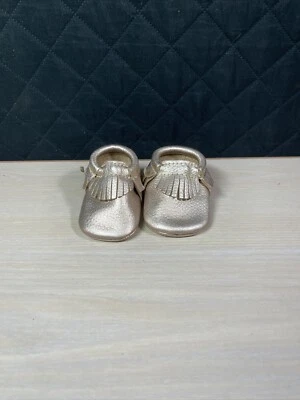 Mocasín First Steps 165547 platino con flecos de cuero para bebés y niños pequeños sin talla Foto 1 de 4