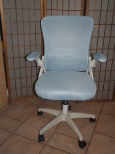 Leichter Bürodrehstuhl weiß /hellblau, ergonomisch - Bild 1 von 6