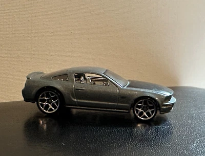 Hot Wheels морозно-серый 2005 Ford Mustang GT с черным капотом ОТДЕЛЬНО 1:64 - Изображение 1 из 4