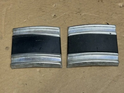 72-80 Dodge D100 - PAR DE GUARNIÇÕES DE CANTO DA CABINE INFERIOR MOLDAGEM W100 caminhão 4x4 - Imagem 1 de 4