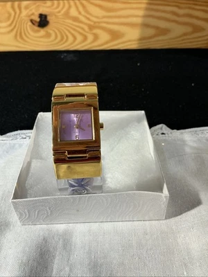 Reloj Joan Rivers Clásicos Tono Dorado Púrpura Violeta Floral Lucite Brazalete Bisagras Foto 1 de 4