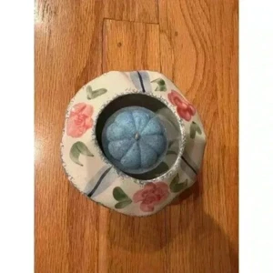 Portacandele in ceramica rosa floreale e candela blu - Foto 1 di 7