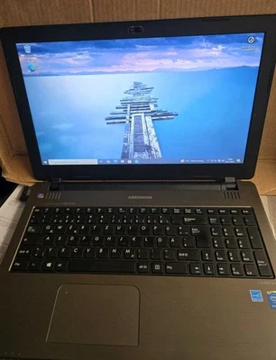 Portatile Medion Akoya E6240, 17" Dispaly, 240GB SSD, 8GB, Intel Pentium - Immagine 1 di 4