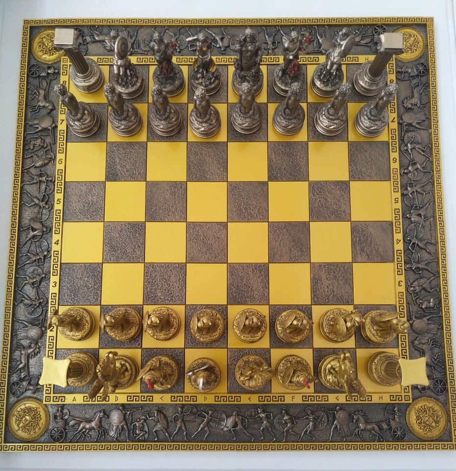 Juego de ajedrez mitología griega antigua con peones soldados Medusa vs Perseo Foto 1 de 4
