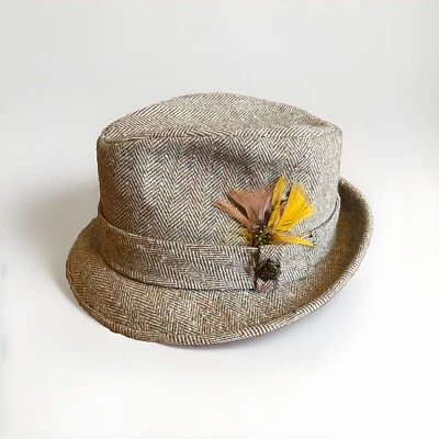Fedora de tweed marrom vintage masculino com destaque de penas, tamanho 7 e 1/8 - Imagem 1 de 4