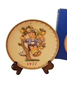 Plato anual vintage M.J. Hummel 1977 #270 Alemania Occidental niño en peral - Imagen 1 de 1