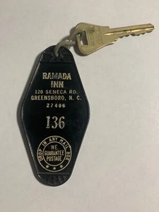Llavero de habitación de motel Ramada Inn y llave Greensboro Carolina del Norte #136 - Imagen 1 de 2