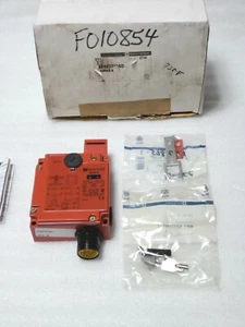 Telemencanique XCSE7313GD, XCS-E7313, XCS-E,Safety Interlock Switch Lock,300 VAC - Picture 1 of 14