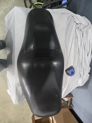 2006-2017 年哈雷戴维森原始设备制造商 FXDF Dyna Fat Bob 座椅 P53108-08-R — 第 1/4 张图片