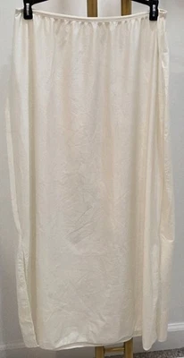 Delicada Falda Larga Marfil Media Sin Mangas Talla Grande Abertura Modesta Minimalista Grunge Foto 1 de 4