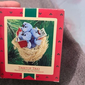 Hallmark Keepsake Ornamento "Treetop Trio" Clip-On 1986 - Foto 1 di 5