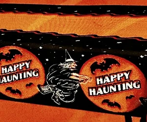 Halloween BEISTLE Happy Haunting Hexe und Fledermäuse Kunststoff Tischdecke 54" x 108" - Bild 1 von 6