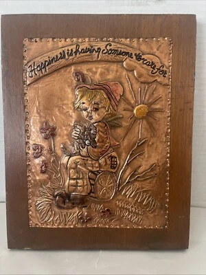 "Placa de cobre sobre madera niño sosteniendo perro martillado hecho a mano 8x10"" de colección" Foto 1 de 4