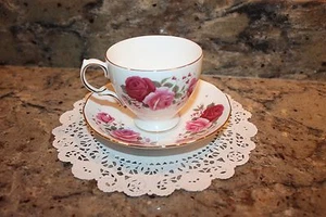SET TAZZE DA TÈ E PIATTINI QUEEN ANNE BONE CHINA MODELLO #8627 MADE IN ENGLAND - Foto 1 di 11