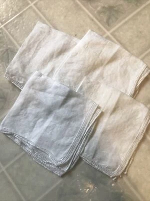  Juego de cuatro servilletas de lino blanco con patrón perforado bordes delicados Foto 1 de 3