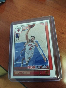 2021-2022 Panini Hoops Holiday Nikola Vucevic (Bulls/USC Trojans) #25 - Picture 1 of 1