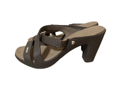 Sandalias de tacón Crocs Cyprus IV para mujer 8 espresso tiras tacón bloque champiñón Foto 1 de 4