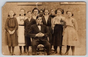 Postal RPPC Coed Grupo Escuela Clase Foto Estudiantes con Maestro Foto Real - Imagen 1 de 2