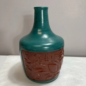Jarrón de cerámica esmaltada vintage turquesa y marrón tallado pájaro marcado “Margaret 63” - Imagen 1 de 15