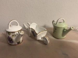 Vintage Nantucket Puppenhaus Miniatur 2" Porzellan Gießkannen & Schubkarre - Bild 1 von 9
