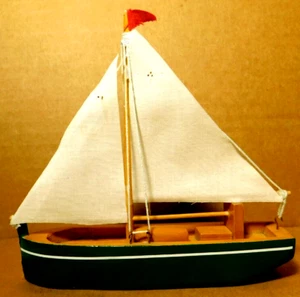 Niemarkowe ~ Nantucket Mini zielony malowany drewniany model żaglówki 5" x 5" x 1" - Zdjęcie 1 z 23