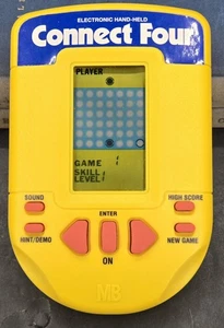 Gioco portatile elettronico vintage Milton Bradley Connect Four 1995 testato funzionante - Foto 1 di 2