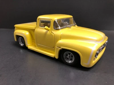 Camioneta pickup Ford F-100 Street Machine 1956 Danbury como nueva "amarilla". Escala 1/24. Foto 1 de 4