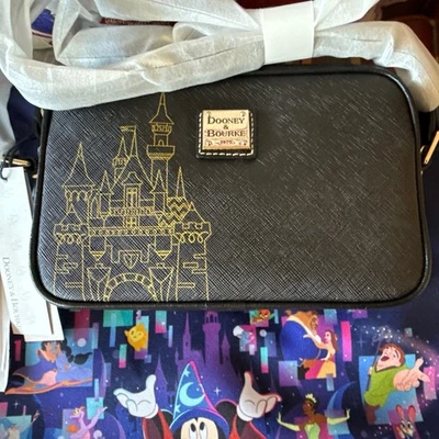 Bolso Bandolera Dooney & Bourke Walt Disneyland DLR Castillo Cámara Nuevo con Etiquetas Foto 1 de 4