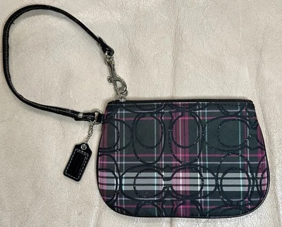Muñequera Coach Signature C Rosa Amapola Tartán Cuadros Brillo Patente Borde Usada en Excelente Condición Foto 1 de 4