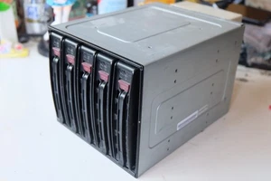 Supermicro CSE-M35T-1B 3x 5,25" - 5x 3,5" SATA HDD hotswap rack mobile con vassoi - Foto 1 di 6