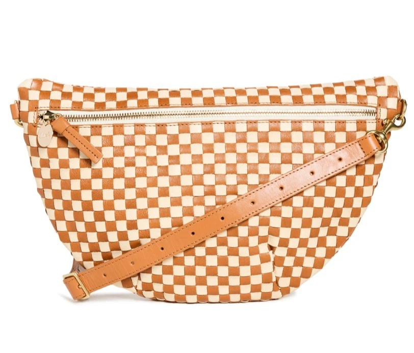 $385. Riñonera Clare V. Grande marrón y crema tejida a cuadros oro plata Foto 1 de 4