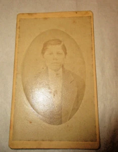 1800er CDV junger Mann in Jacke Krawatte Weste Haare gekämmt Blick in die Kamera 2,5/4 - Bild 1 von 2