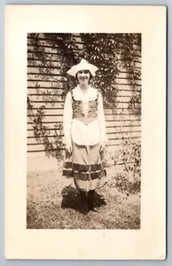 Tarjeta postal con foto real RPPC niña sonriente en ropa holandesa c1910-1930 N223 - Imagen 1 de 2