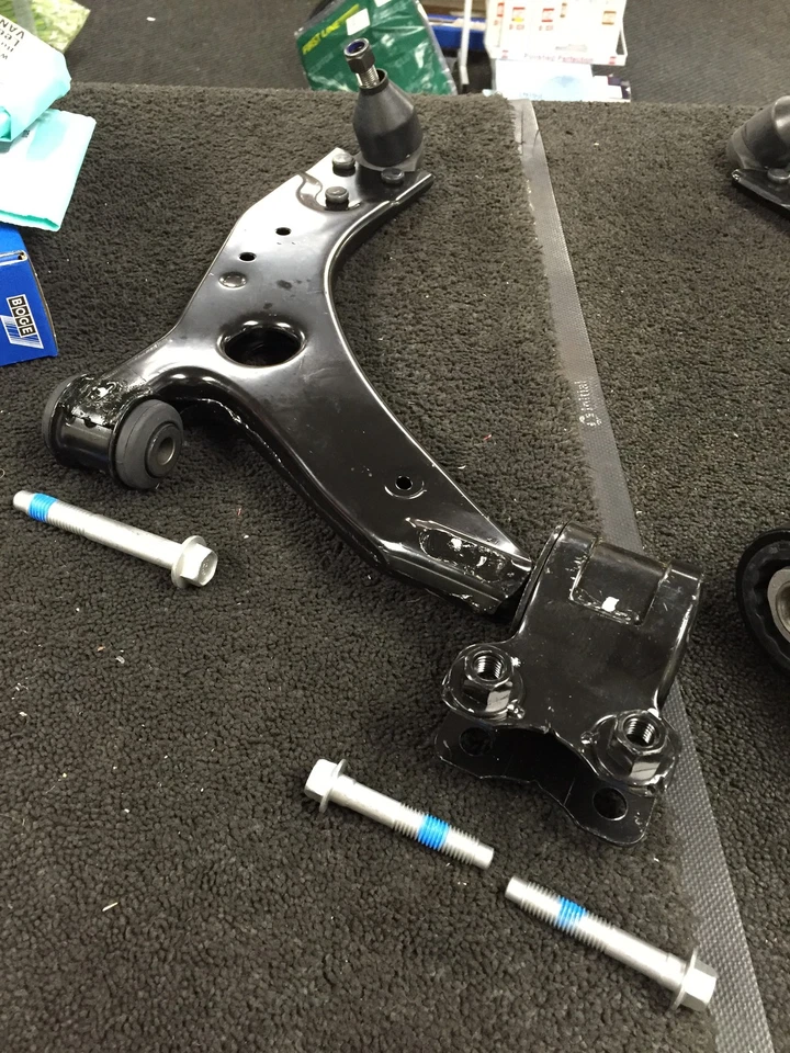 FORD FOCUS MK2 2004 ON FOCUS C-MAX CMAX BRAZO DE HORQUILLA INFERIOR 21 MM PERNO DE MONTAJE DERECHO - Imagen 1 de 1