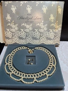 Avon Set Regalo Pizzo Perlato Collana Collare e Orecchini Traforati - Foto 1 di 9