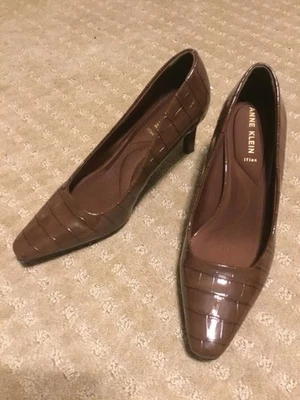 Zapatos de salón de vestir Anne Klein Ruthie punta corta cocodrilo textura charol marrón 8,5 m Foto 1 de 4
