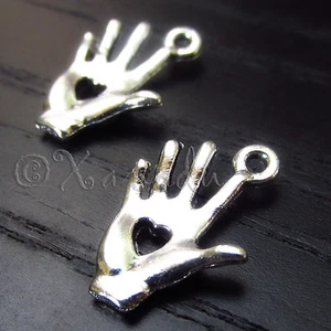 Dijes colgantes enchapados en plata corazón en mano al por mayor C4223 - 10, 20 o 50 piezas - Imagen 1 de 4