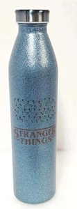 NEU TAL Stranger Things Edelstahl Trinkflasche Blau Metallic 20oz "ABBY"  - Bild 1 von 4