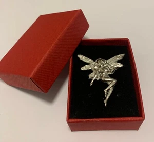 PIN DE PELTRE PLATEADO HADA INSIGNIA BROCHE SOLAPA CORBATA PIN ROJO CAJA DE REGALO CUMPLEAÑOS NAVIDAD - Imagen 1 de 4