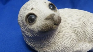 Escultura de sello de arpa bebé Sandicast firmada original 1981 hermoso detalle L@@K - Imagen 1 de 8